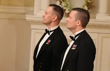 Linnan juhlien käsidesimiehet räjäyttivät internetin: "Onko sinkkuja?"