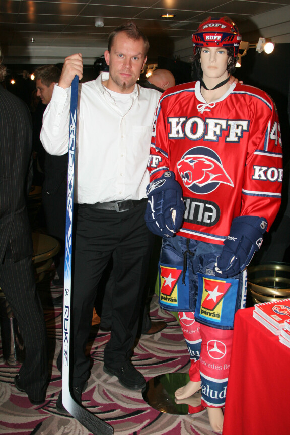 Jere Karalahti pelasi pitkään HIFK:ssa. Seuralegendaa hänestä ei kuitenkaan tullut, sillä Tapulin mies pelasi sittemmin myös Jokereissa. Kuvassa Jere vuonna 2005 liigaristeilyllä.