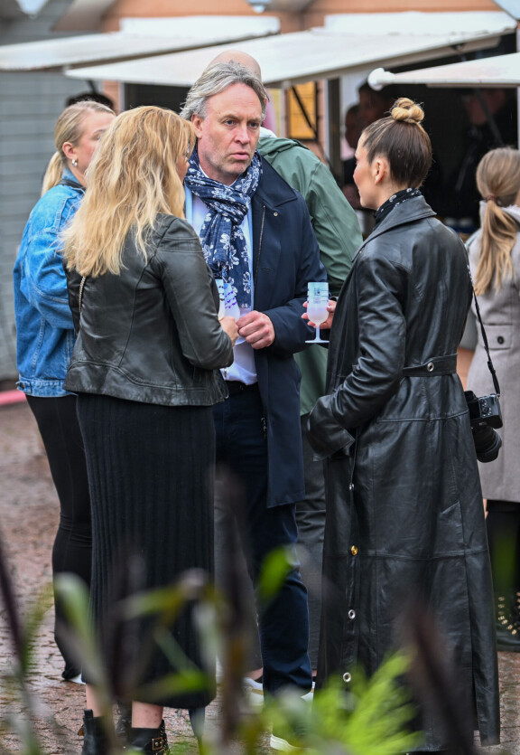 Kape nauratti naisia. Oikealla Jenni Alexandrova.