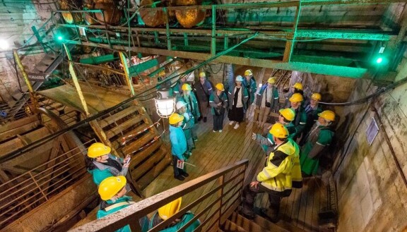 Kaivosmuseovierailijat saavat ylleen kaivoslaisten lämpöiset takit sekä suojakypärät,