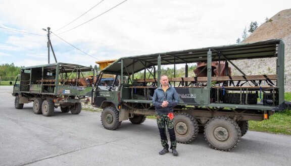 Safarivetäjä Imre Poom ei anna kaasujalan juurikaan levätä autoajelulla.