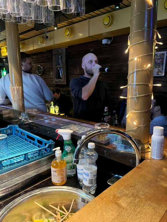 Teemu vaihtoi vapaalle karaokekuppilassa.