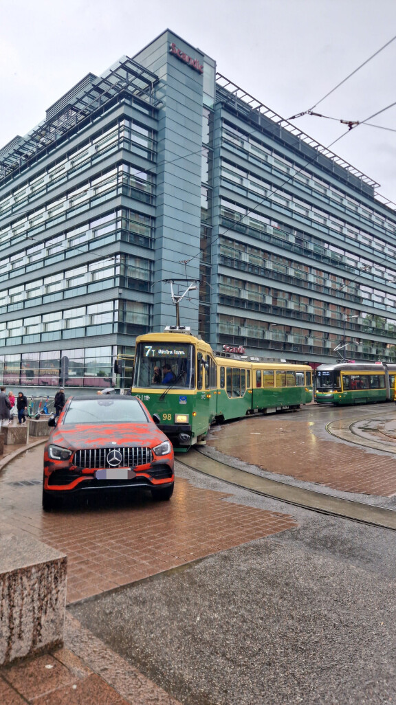 Turisti ajoi Mersunsa ala-arvoisesti.