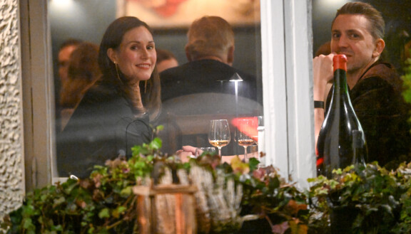 Sanna Marinin upea tyyli on usein viimeistelty Joni-rakkaan parturituolissa.