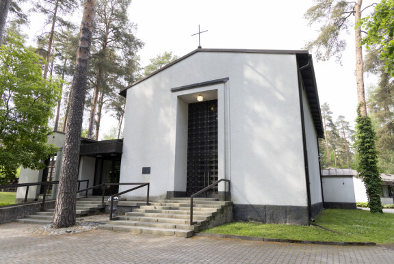 Matti siunattiin viimeiselle matkalleen Jyväskylän vanhan hautausmaan kappelissa.