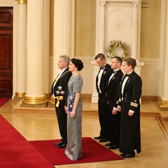 Presidenttipari valmiina kättelyyn. presidenttipari