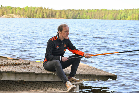 Rumpali rauhoittuu kesäparatiisissaan muun muassa kaloja narraamalla.