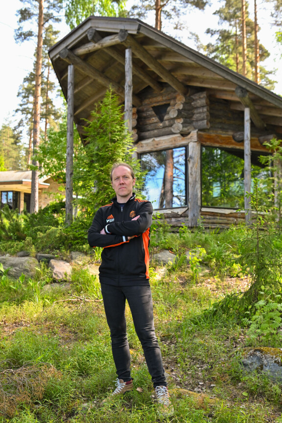 Myös rantasauna on rakennettu perinnerakentamisen tyylillä. – Eli siis siten, miten Suomessa tehtiin taloja 1800-luvulla.