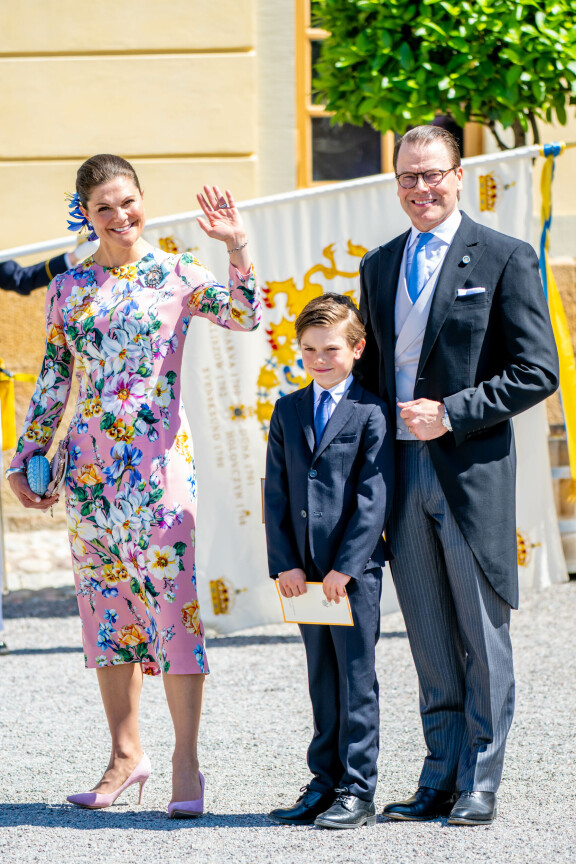 Kruununprinsessa Victoria ja prinsessa Madeleine kalliissa asuissa – kastejuhlan näyttävät mekot