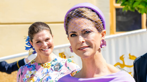 Kruununprinsessa Victoria ja prinsessa Madeleine kalliissa asuissa – kastejuhlan näyttävät mekot