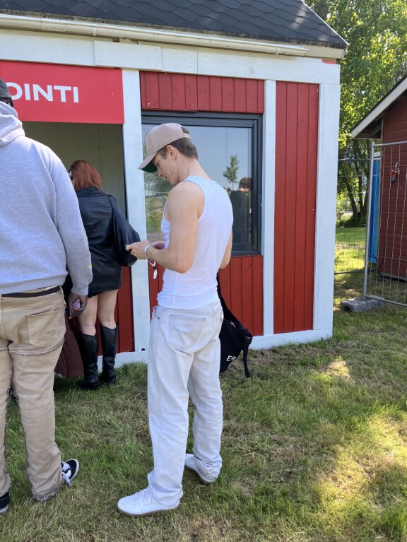 Joonas odotteli omaa VIP-passiaan kiltisti keskittyen puhelimeensa.