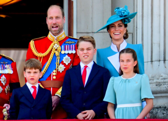 Prinssit Louis, William ja George sekä prinsessat Catherine ja Charlotte ikuistettiin paraatissa suloiseen perhekuvaan.