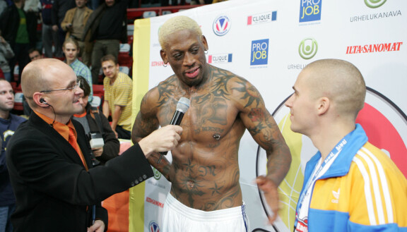 Kolme legendaa vasemmalta alkaen: Tapio Suominen, Dennis Rodman ja Aleksi Valavuori.