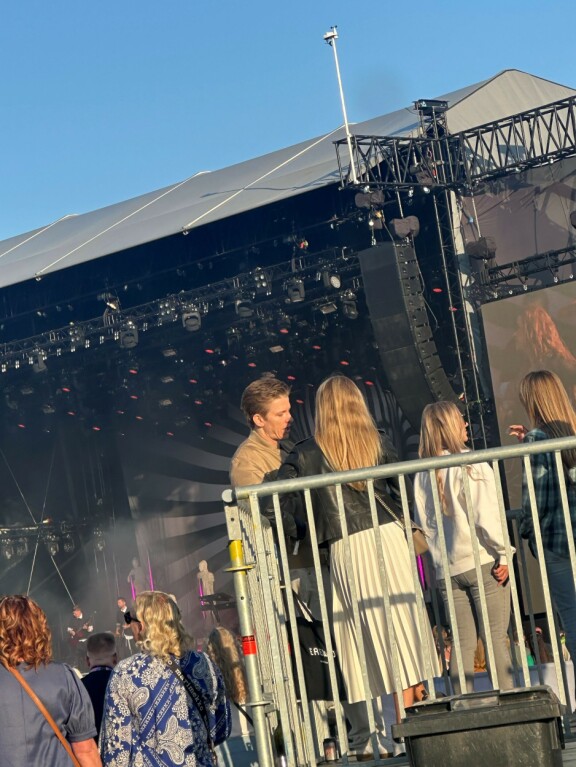 Joonas oli selin Jenni Vartiaista kohti ja keskittyi toiseen naiseen.