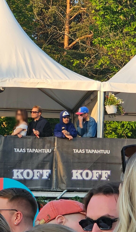 Pian paikalle purhehti nainen ja Cheek unohti ainakin hetkellisesti kaverinsa.