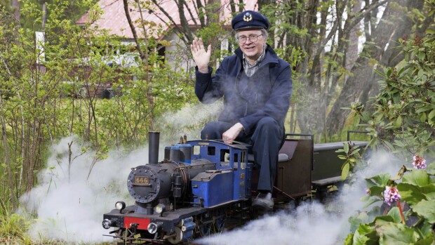 Jan-Eric, 73, ajelee Hangossa omalla höyryveturilla