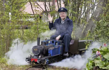 Jan-Eric, 73, ajelee Hangossa omalla höyryveturilla