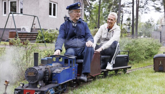 Seiskan reportteri Kai Merilä pääsi ajelulle Jan-Ericin kesäasunnolla kiemurtelevalla pienoisrautatiellä.