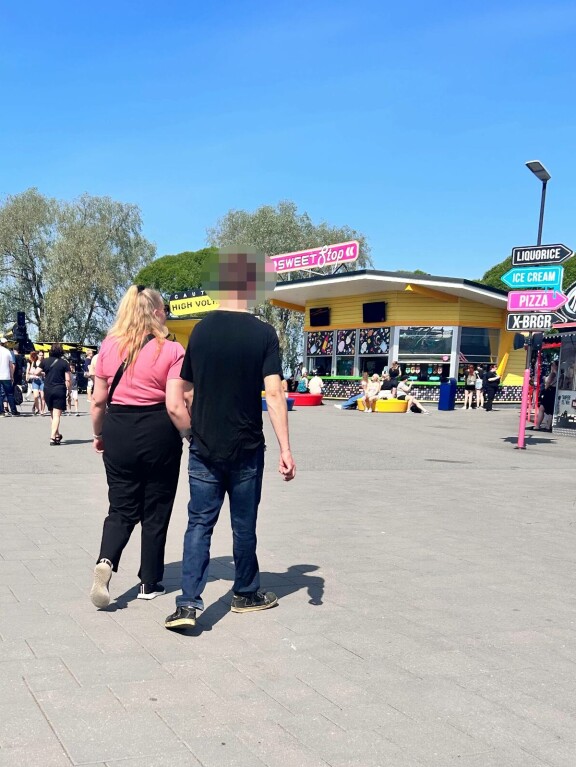 Pariskunnalla oli yllään arkiset kesävaatteet.