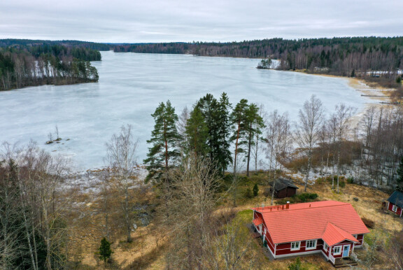 Mökki on paraatipaikalla kauniin järven rannalla.
