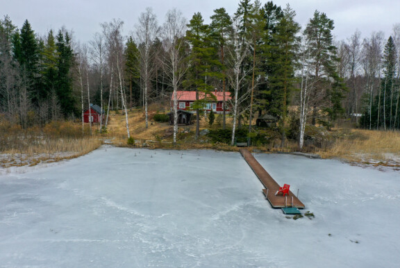 Laiturilla on söpö punainen tuoli.