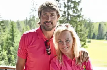 Harvinainen kuva koko perheestä! Teemu ja Sirpa Selänteen lapset ovat kuin ilmetyt vanhempansa