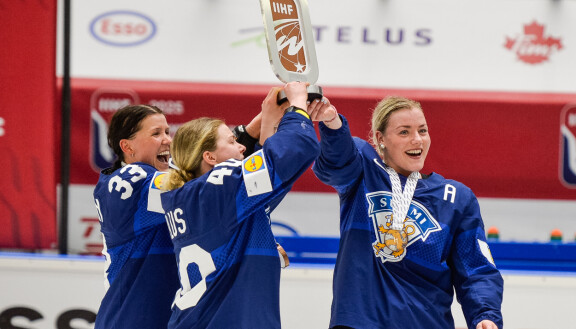 Naisleijonien Kapteeni Michelle Karvinen, sekä varakapteenit Noora Tulus ja Ronja Savolainen juhlistamassa jääkiekon MM-pronssia.