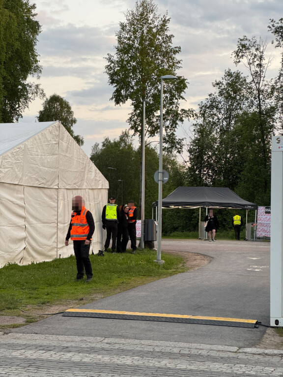 Iippadaa kävi lukijan mukaan sen verran kierroksilla, että rauhoittamiseksi tarvittiin käsiraudat sekä useampi stigu.