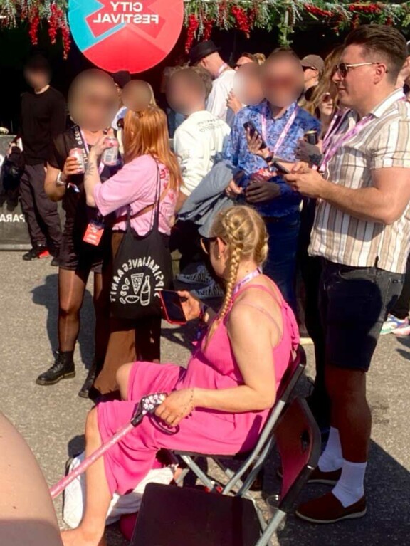 Auri istui keikkayleisössä roskapihtejään naputellen.