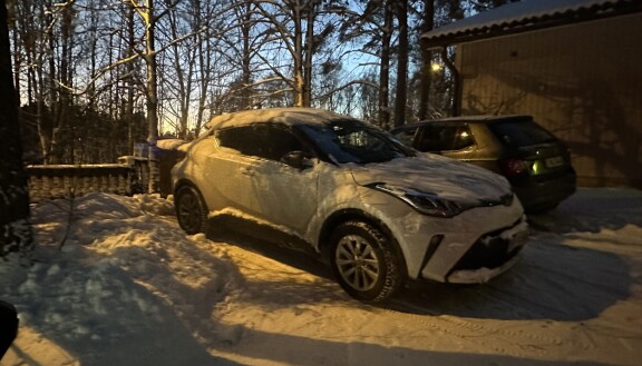 Erjan Toyota on ollut jo pidemmän aikaan tuttu näky Pertun kodin vieraspaikalla. Kuva on otettu tammikuun 12. päivänä 2025.