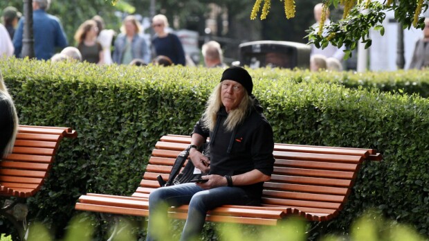 Rokkimiljonääri pläräsi puhelintaan Espalla – salakuvat!