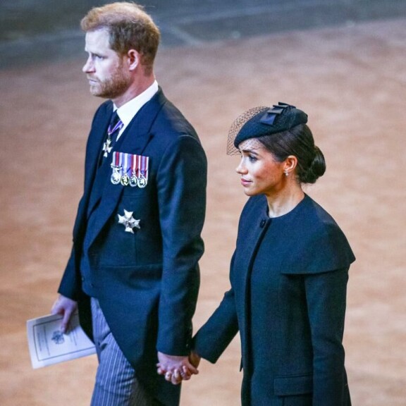 Brittimedioissa arvellaan, että Harryn ja Meghanin paljastusdokumentti aiheuttaa närää hovissa. harry, meghan