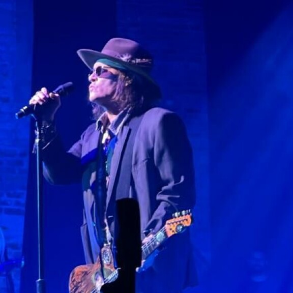 Johnny on kierrellyt Yhdysvaltoja soittaen konsertteja yhdessä kitaristi Jeff Beckin kanssa. Johnny Depp