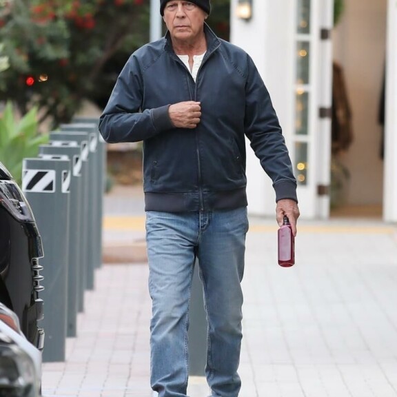 Bruce suojasi korvansa Kalifornian viimalta. Bruce Willis