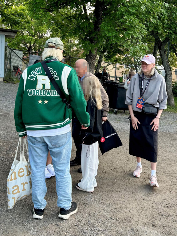 Wilma Murto (oik.) jäi vaaleatukkaisen miesseuralaisensa kanssa fanien kuvattavaksi.