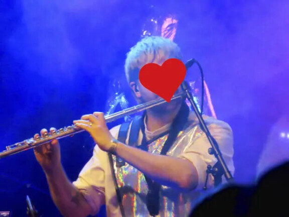 Wilman muusikkokihlattu kuvattuna konsertoimassa maaliskuussa Helsingissä.