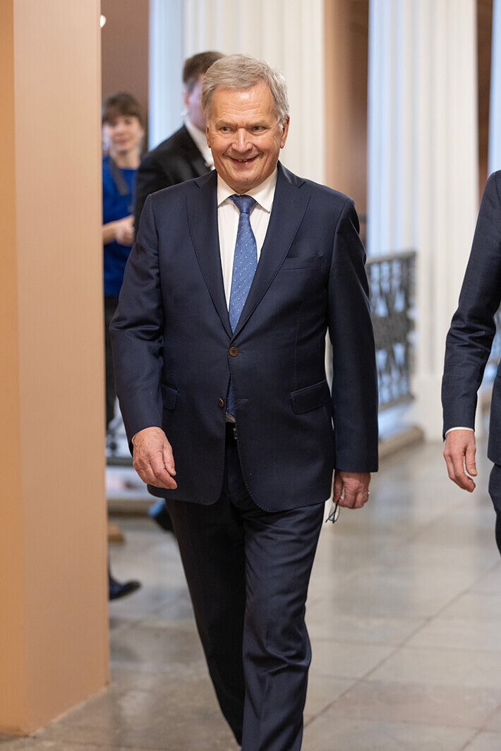 Sauli Niinistö asteli väitöstilaisuuteen leveä hymy kasvoillaan. - Eihän minulla ole syytä jännittää, hän lohkaisi tunnelmistaan Seiskalle. Sauli Niinistö