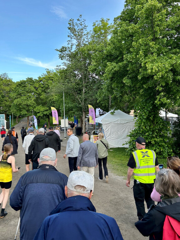 Valtaisa väenpaljous lähti seuraamaan yleisurheilustadionilta poistunutta presidenttiä.