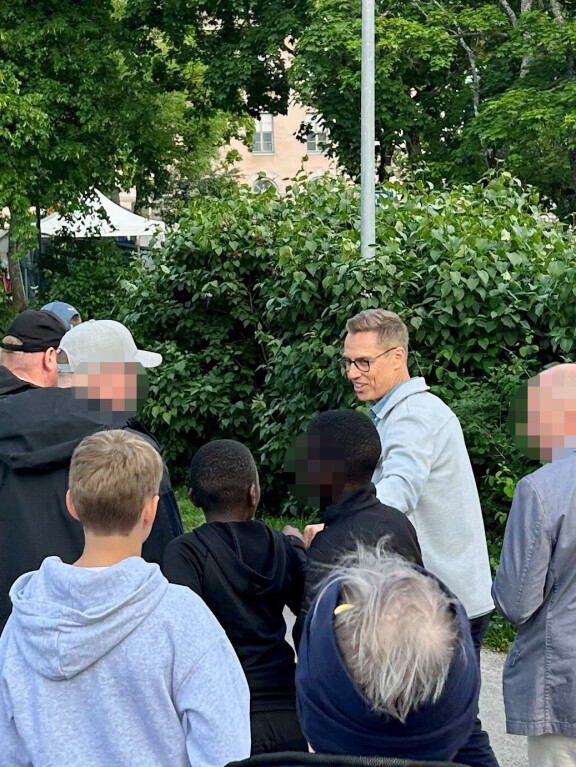 Useampi kansalainen halusi Alexander Stubbin kanssa kaverikuvaan.