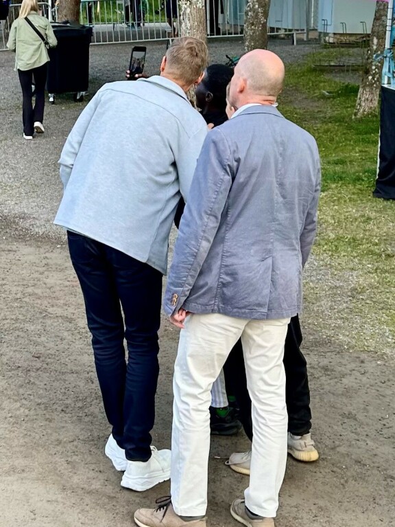 Aikaa kaikille. Ystävällinen presidentti Stubb ei kieltäytynyt yhdestäkään kaverikuvasta.