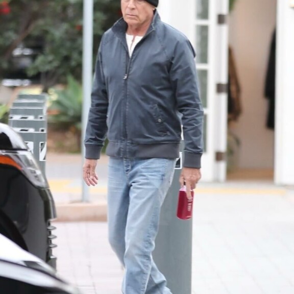 Mehu ei näyttänyt piristävän synkeän oloista tähteä. Bruce Willis