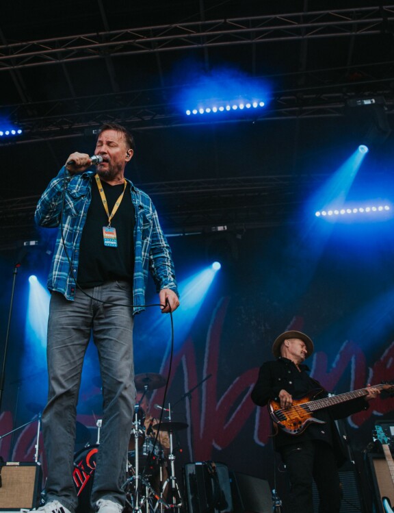 Pauli Hanhieniemi lauloi ja viihdytti festariväkeä.