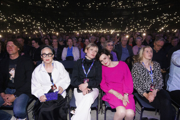Paula seuraamassa Kiitos Paula -konserttia vuonna 2024.