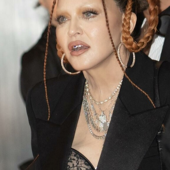 Myös Madonnan kulmakarvat ovat kadonneet. Madonna