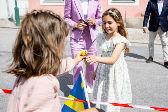 Adrienne sai vastaanottaa kukkia paikallisilta lapsilta.