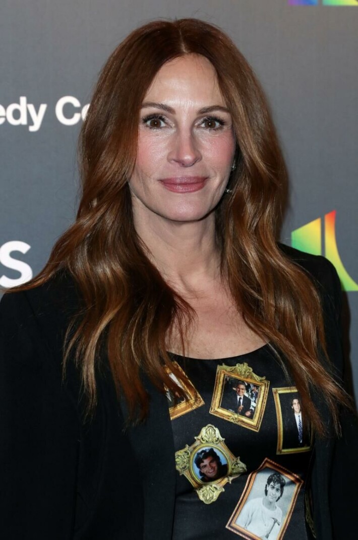 Iltapuvussa oli kehystettyjä otoksia George Clooneyn elämän varrelta. Julia Roberts