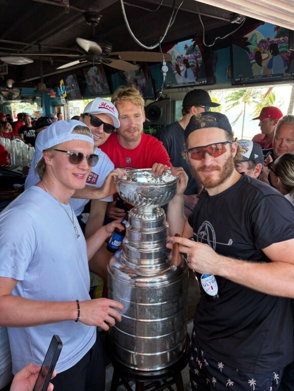Anton Lundell, Sam Reinhart, Gustav Forsling ja Matthew Tkachuk juhlivat Stanley Cupia.