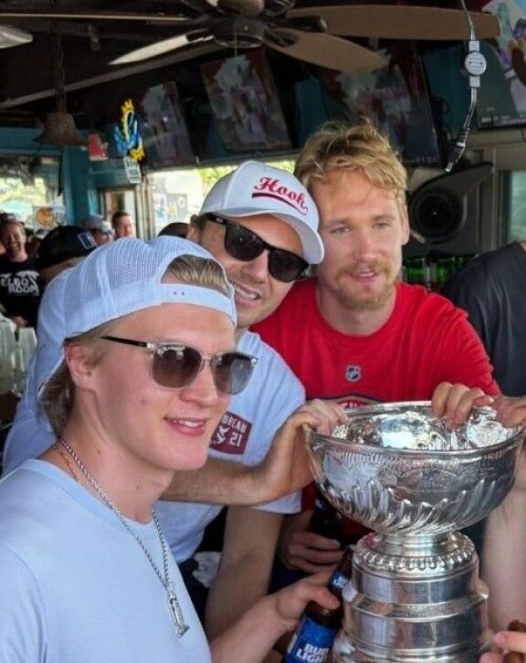 Stanley Cupin finaalien suuri sankari Mr. Reinhart bilettää suomalaisravintola Hookin lippiksessä.
