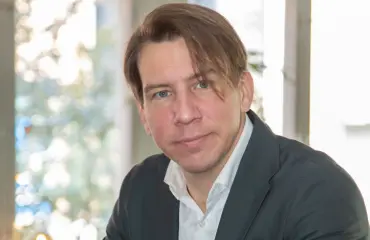 Aku Hirviniemeltä roisia huumoria alkoholista