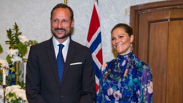 Ruotsin Victoria ja Norjan Haakon jakavat saman intohimon – tulevat hallitsijat juhlivat luksushotellin allasbileissä Haakon ja Victoria